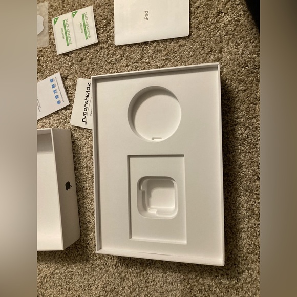 Apple iPad 7th generation Wi-Fi 32 gb product box and instructions - Picture 6 of 10